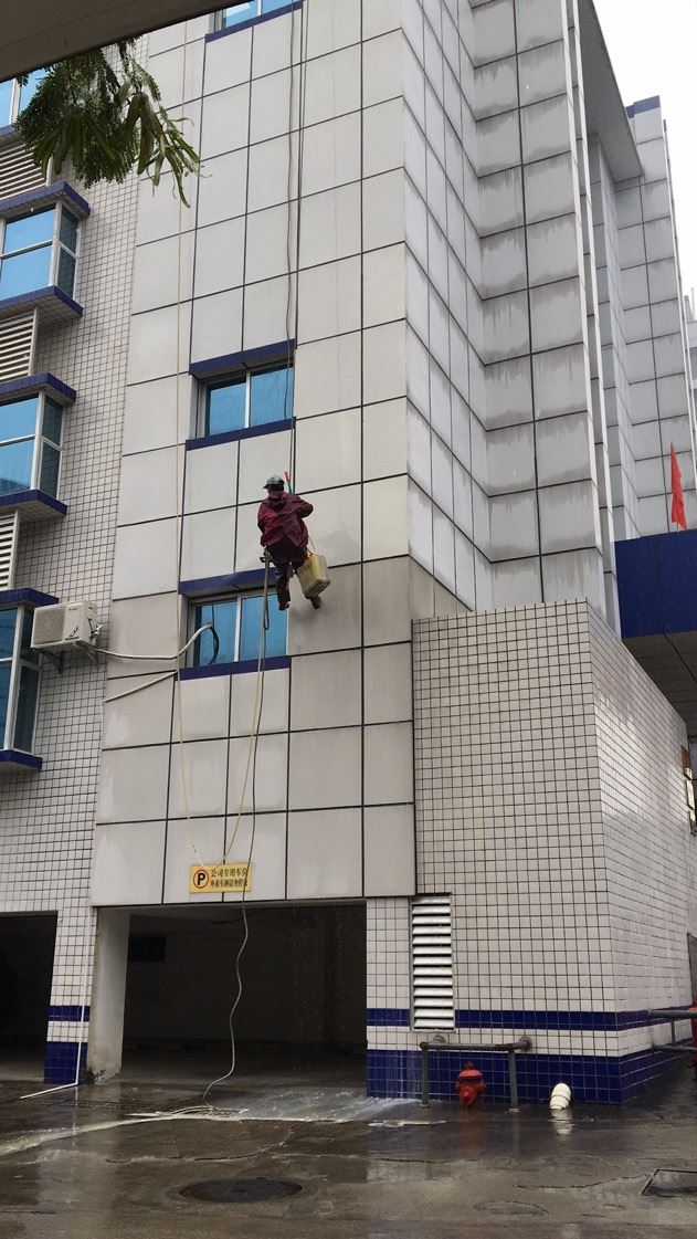 龙华全域铝塑板外墙清洗专家：焕新您的建筑外观