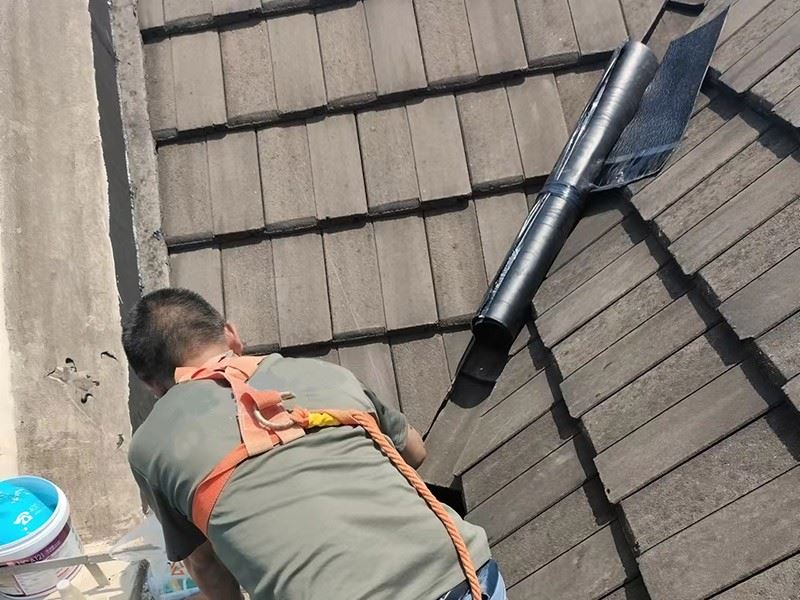 深圳光明新区玻璃幕墙防水补漏 阳台漏水维修 卫生间专业渗水补漏
