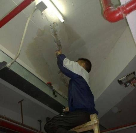 深圳福田维修墙面渗水 深圳屋面裂缝渗水补漏 厨房漏水维修