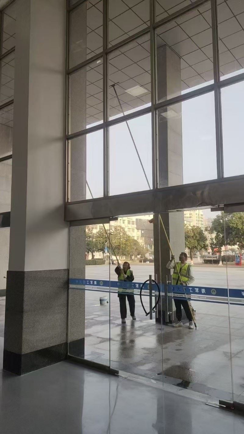 专业清洗窗户玻璃,高空清洗,幕墙清洗,玻璃清洗,去除玻璃黏胶,擦窗户