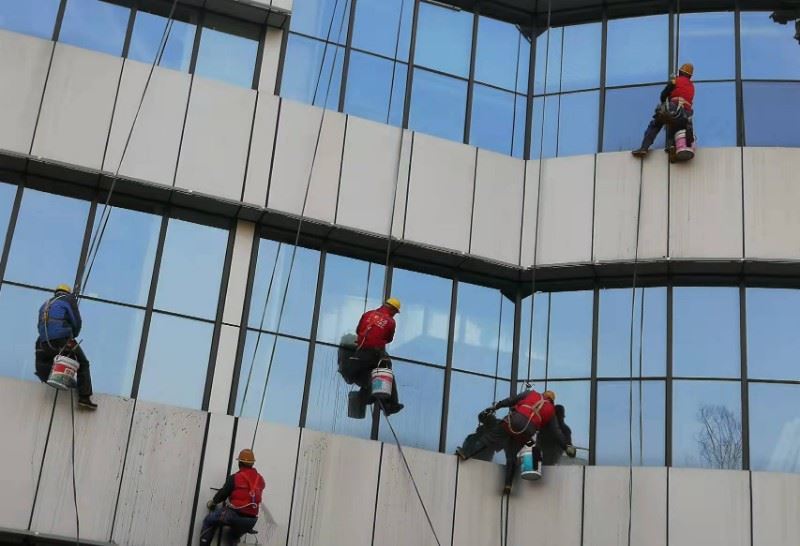 深圳高空外墙清洗与高空安装一站式服务——覆盖全城10区，专业守护城市天际线  