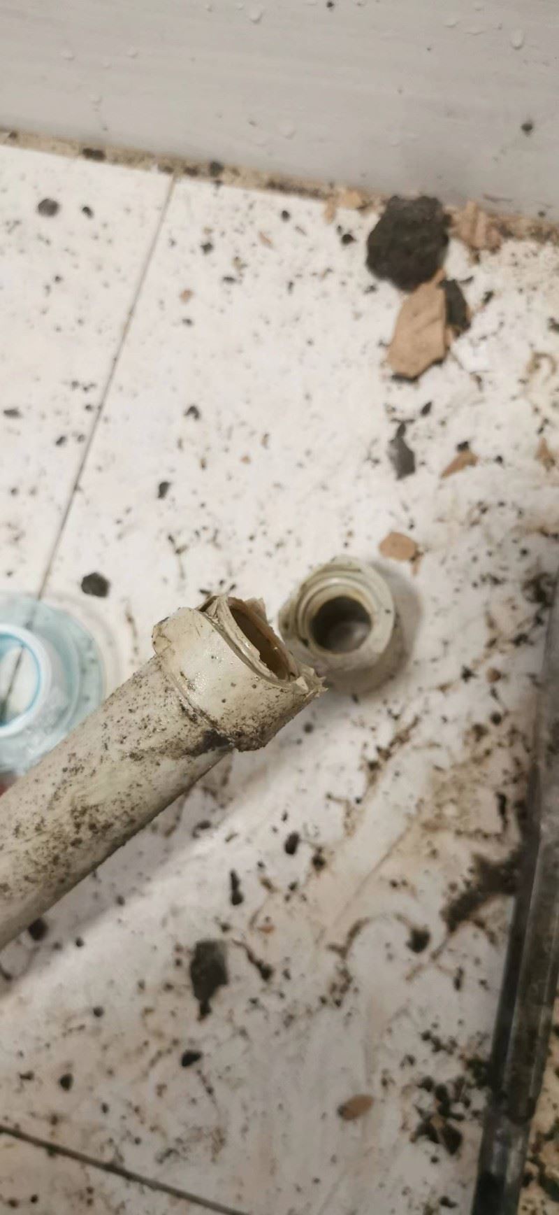 深圳飘窗漏水维修飘窗渗水补漏 专业补漏解决难题