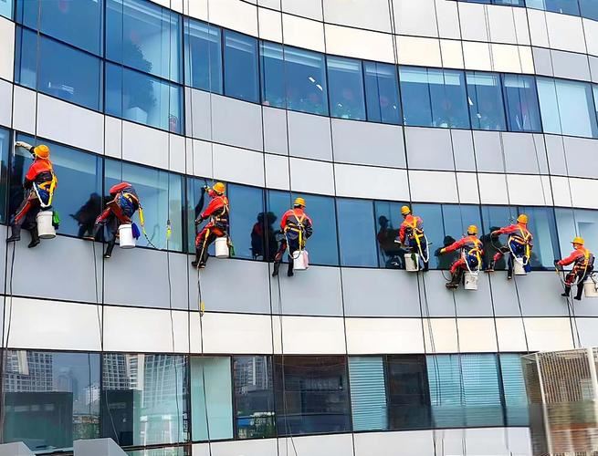 深圳宝安外墙清洗：专业高空作业，焕新建筑外观