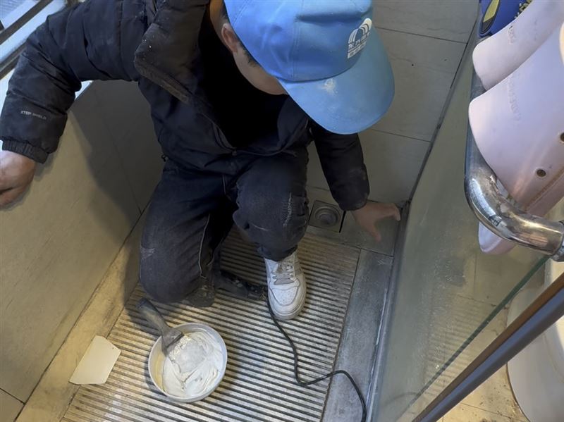 深圳光明新区专业防水维修施工单位 飘窗漏水怎补漏就找我们