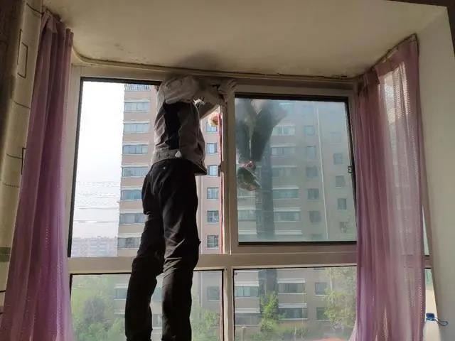 深圳飘窗漏水维修飘窗渗水补漏 专业补漏解决难题