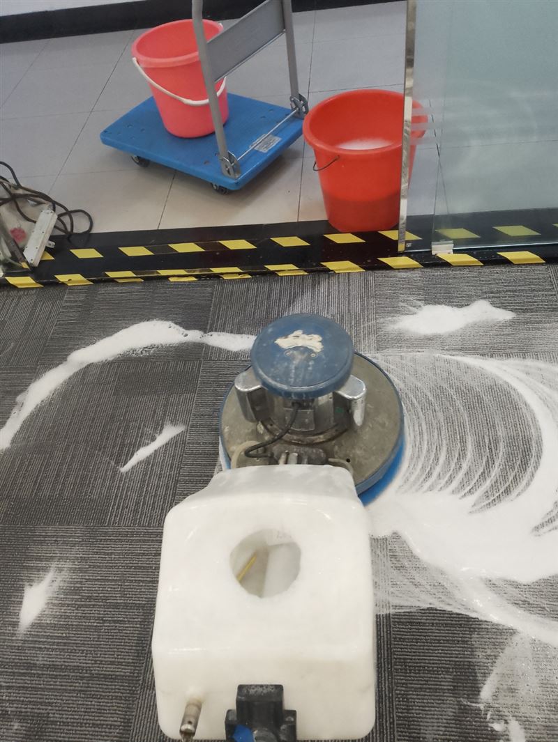 地毯长期不洗有多脏？专业地毯清洗流程与好处