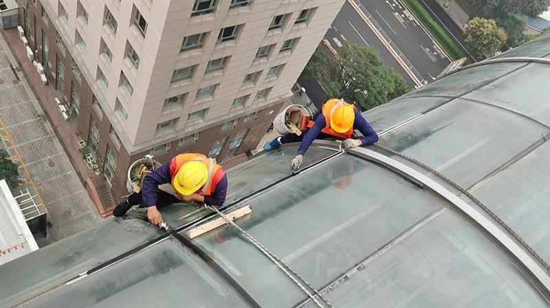 幕墙漏水越修越漏?专业吊绳蜘蛛人外墙打胶公司教你一招根治