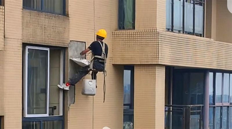 北京外墙空鼓脱落,为什么专业外墙维修公司都选吊绳不用脚手架