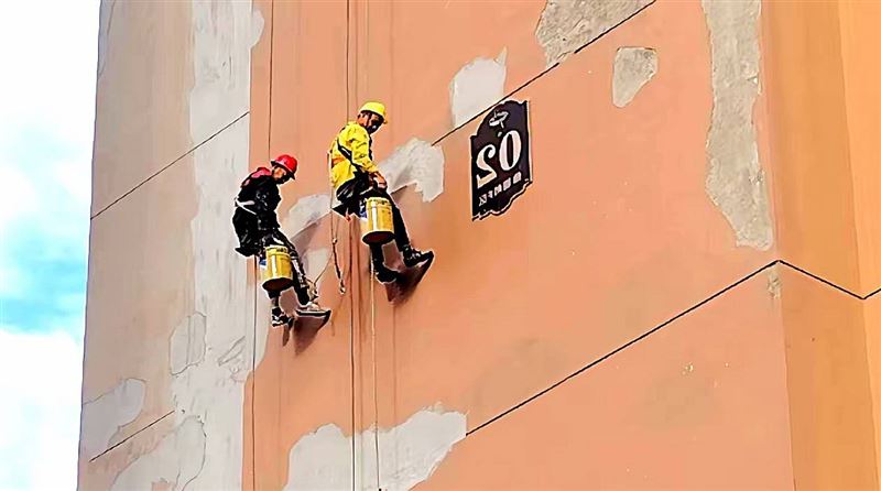 北京外墙空鼓脱落,为什么专业外墙维修公司都选吊绳不用脚手架