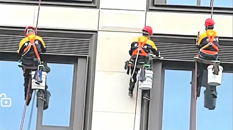 从“蜘蛛人”到“建筑医生”:外墙清洗的终局不是机器替代人